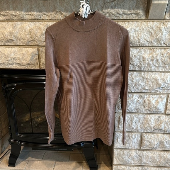 Metric mock neck sweater taupe/brown size medium SUPER STRETCHY! - Picture 1 of 6
